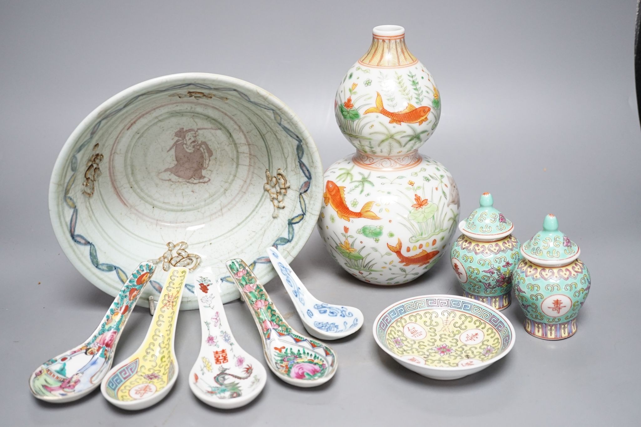 A group of Chinese porcelain, including a double-gourd vase, 22cm